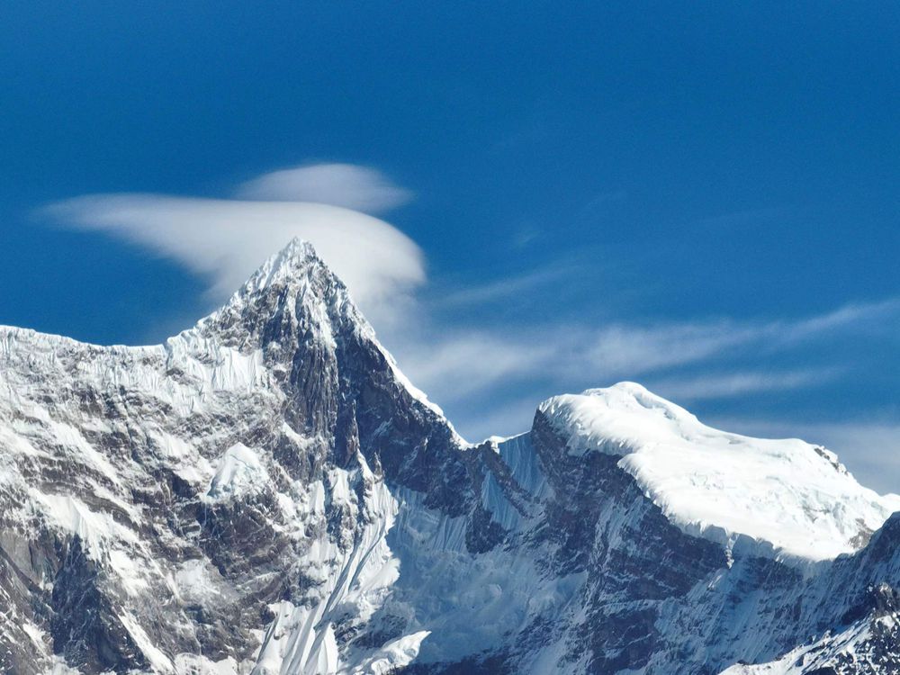雅魯藏布江遠處的雪山風(fēng)光。