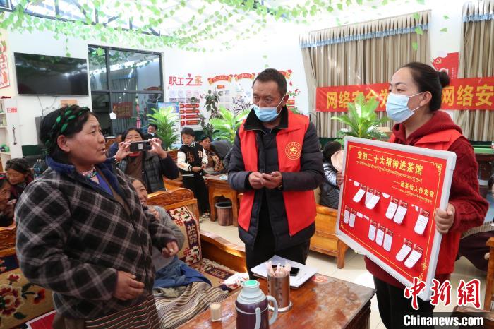 圖為瓊結(jié)縣村民參與問答?！愔闈扇?攝