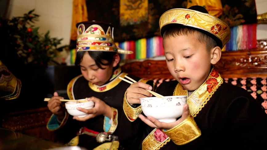 吃“古突”。