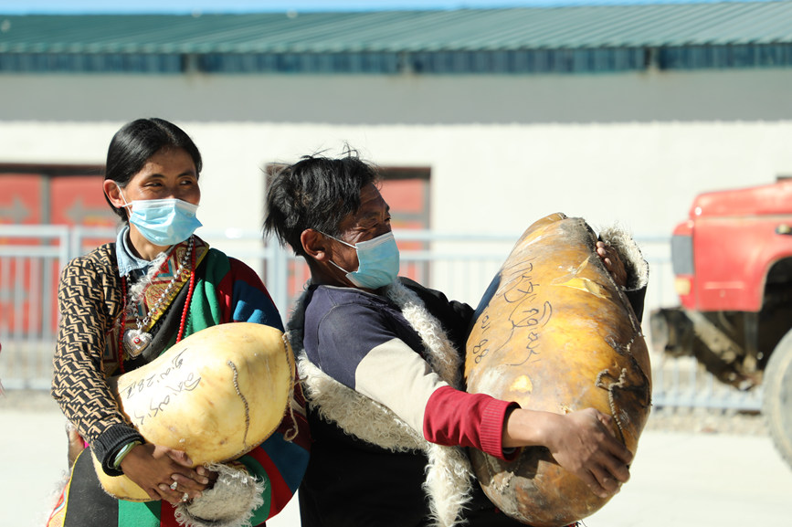 茶措村牧區(qū)改革合作社酥油分紅現(xiàn)場。索朗仁青 攝