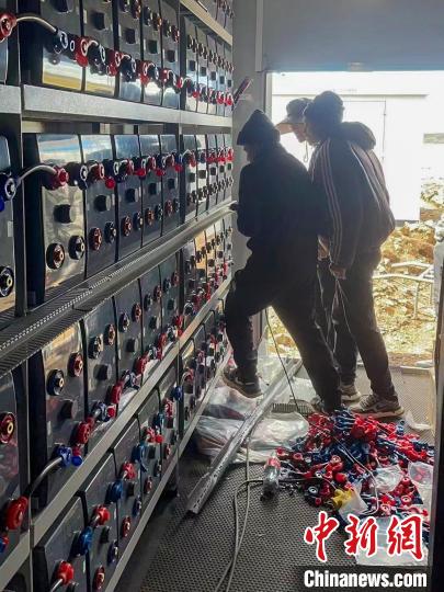 圖為微電網(wǎng)系統(tǒng)安裝調(diào)試現(xiàn)場。　孫寶鶴 攝