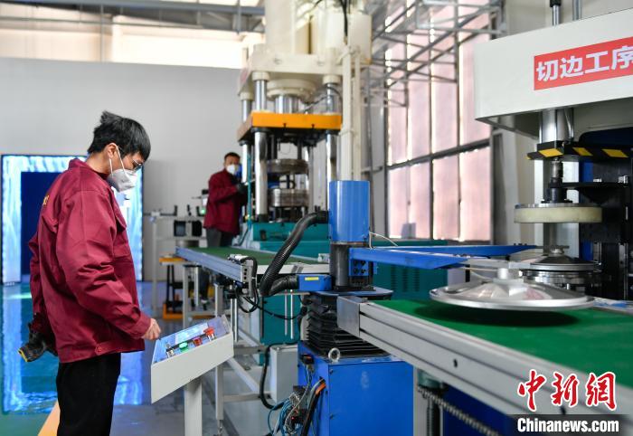 圖為炊具生產(chǎn)線?！∝暩聛硭?攝