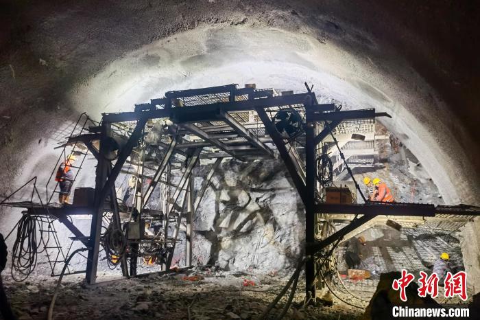 資料圖為隧道施工掘進過程中?！∥鞑刈灾螀^(qū)交通運輸廳 供圖