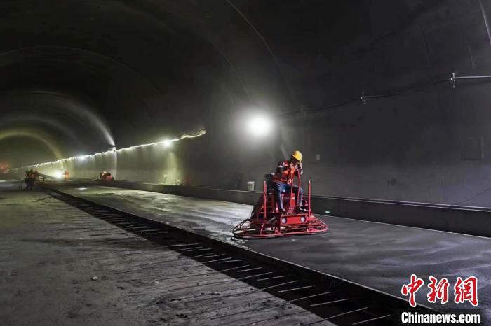 圖為隧道施工現(xiàn)場?！∥鞑刈灾螀^(qū)交通運輸廳 供圖