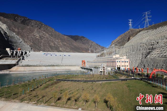 圖為金沙江上游蘇洼龍水電站?！⊥趵?攝