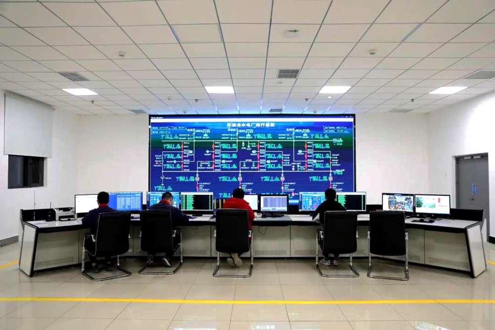 對大壩填筑碾壓進(jìn)行實時全過程監(jiān)控。吳雛音 攝