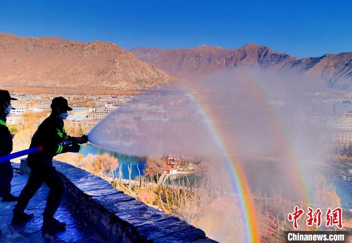 12月6日，布達(dá)拉宮消防救援大隊(duì)在布達(dá)拉宮山體林草區(qū)域開(kāi)展?jié)窕ぷ?。　劉?攝