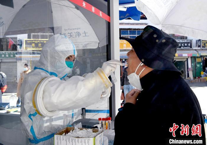 12月7日，拉薩市民正在進(jìn)行核酸檢測(cè)。　李林 攝