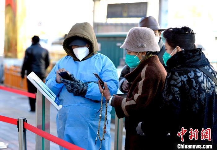 12月7日，拉薩市民掃碼進(jìn)入銀行辦理業(yè)務(wù)?！±盍?攝