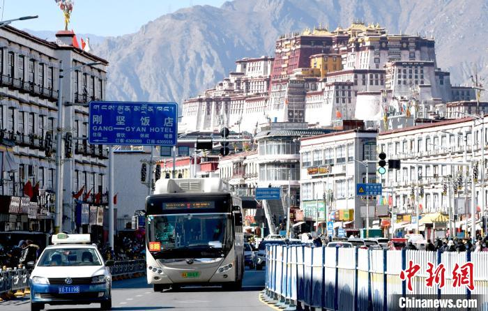 12月7日，一輛公交車從拉薩市城關(guān)區(qū)北京東路駛過?！±盍?攝