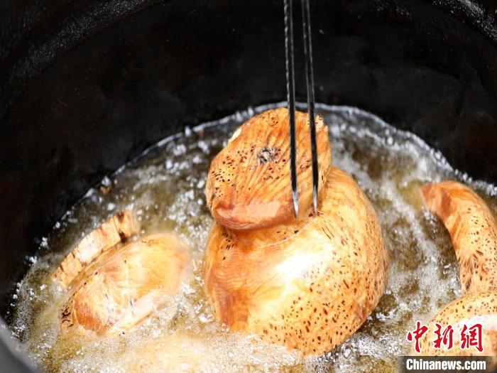 圖為已成型的木碗。　 鄧海平 攝