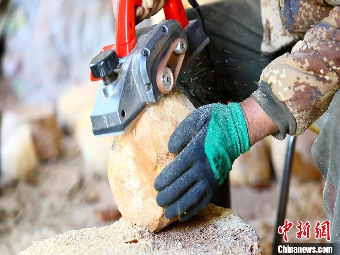 圖為手工藝人正在制作木碗?！〉录?　攝