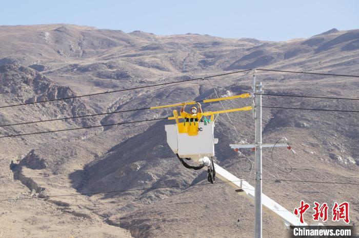 圖為11月9日，國網(wǎng)山南供電公司工作人員進(jìn)行搭火工作?！「裆?攝