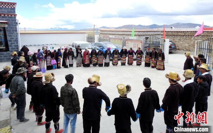 圖為普瑪江塘鄉(xiāng)民眾載歌載舞?！±丝ㄗ涌h網(wǎng)信辦供圖