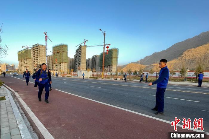 負(fù)重5公里體能訓(xùn)練?！∥鞑厣窒揽傟?duì)特勤大隊(duì) 供圖