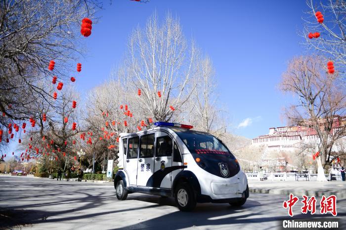 圖為1月23日，布達拉宮廣場派出所民警正在巡邏?！∝暩聛硭?攝