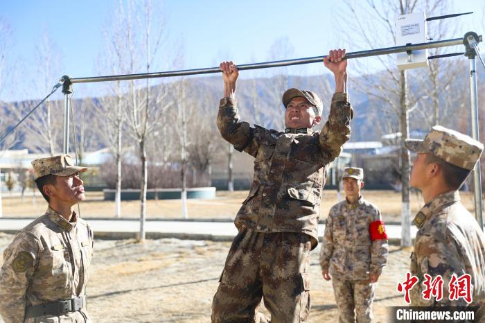 單杠引體向上現(xiàn)場，選手竭盡全力突破自我?！敲衫?攝