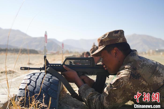 參賽民兵在進(jìn)行瞄準(zhǔn)?！敲衫?攝