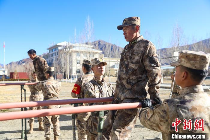 雙杠臂屈伸項(xiàng)目競賽現(xiàn)場。　吳蒙昆 攝