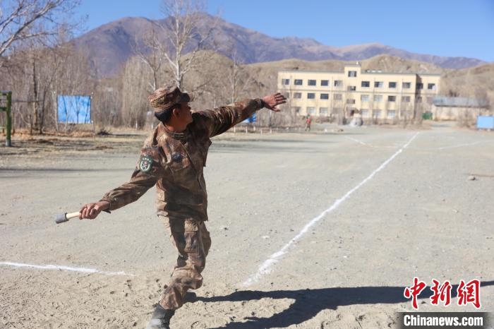 手榴彈投遠(yuǎn)比武競賽現(xiàn)場?！敲衫?攝