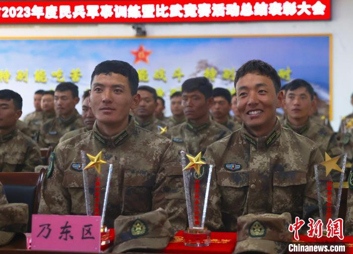 表彰大會(huì)上，獲獎(jiǎng)選手開心瞬間。　吳蒙昆 攝