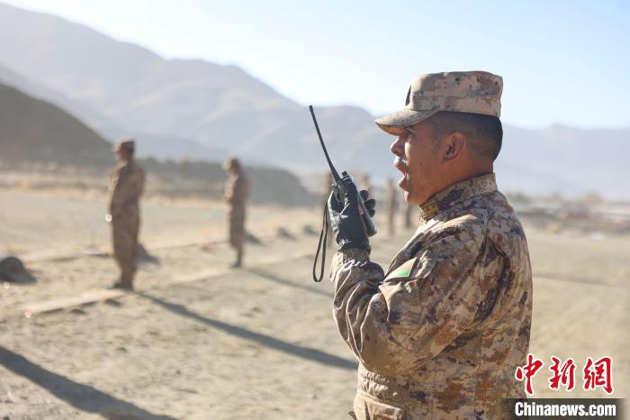 裁判員羅布次仁下達(dá)“臥姿裝子彈”口令。　吳蒙昆 攝