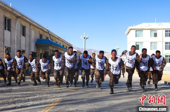 3000米開賽，選手們奮勇爭先。　吳蒙昆 攝