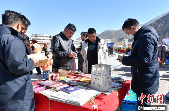 圖為展銷會現(xiàn)場。　貢嘎來松 攝