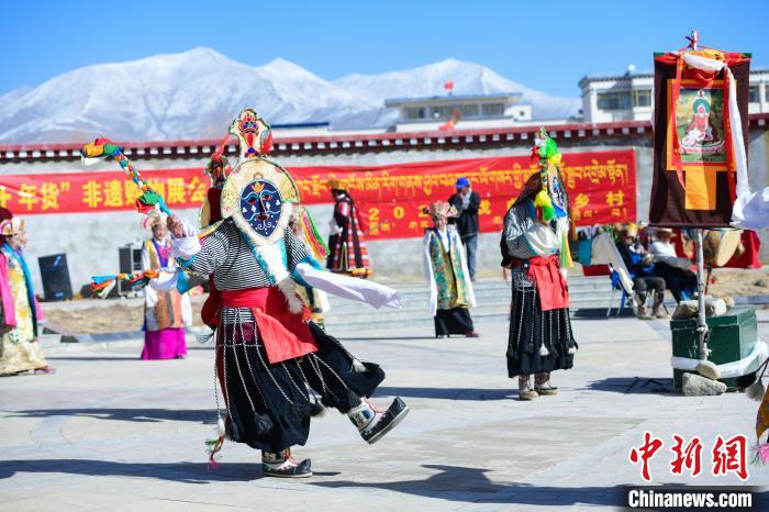圖為藏戲非遺展演現(xiàn)場?！∝暩聛硭?攝