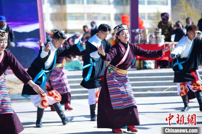 圖為藝術(shù)團(tuán)表演“扎西果諧”?！∝暩聛硭?攝