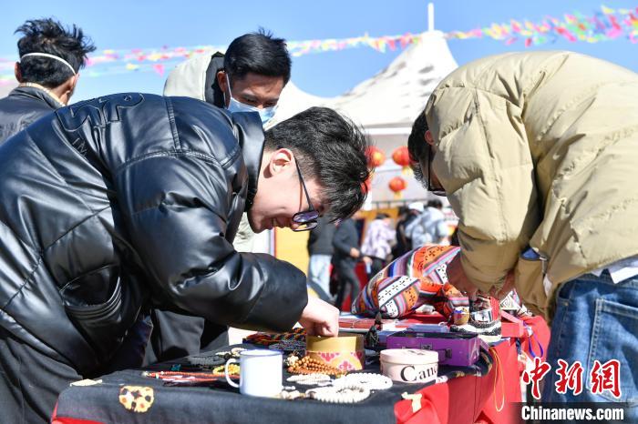 圖為展銷會現(xiàn)場。　貢嘎來松 攝