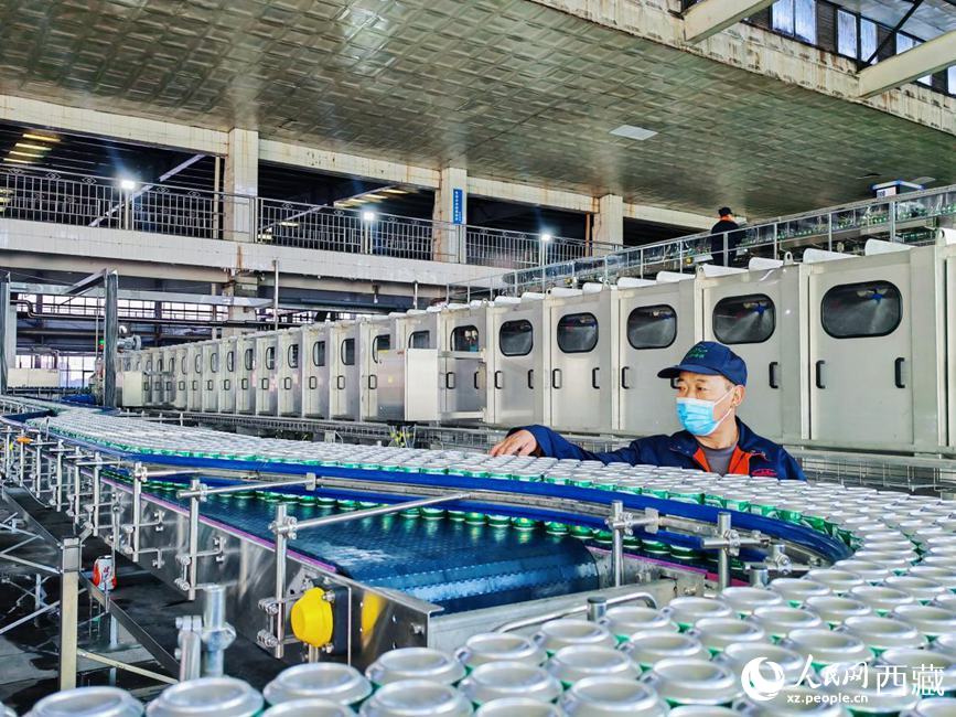 技術(shù)人員在生產(chǎn)線上檢查產(chǎn)品。人民網(wǎng) 李海霞攝