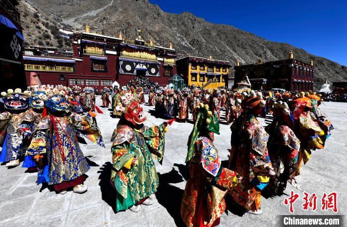 2月19日，楚布寺僧人們佩戴面具參加跳神活動(dòng)?！±盍?攝