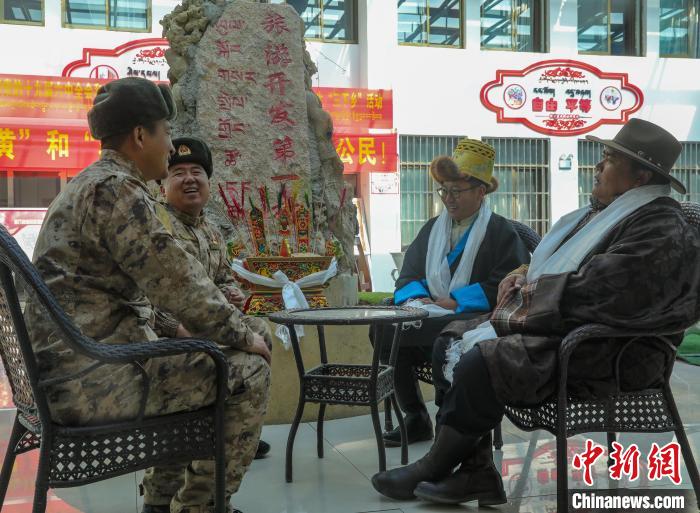 圖為阿里軍分區(qū)某邊防團(tuán)官兵與駐地群眾拉家常?！詵| 攝