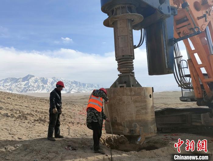 圖為施工人員檢查護筒高度?！⒁婧?攝