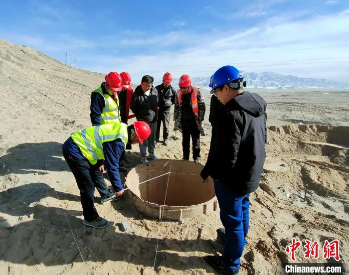 圖為施工人員檢查樁基護筒中心位置?！⒁婧?攝