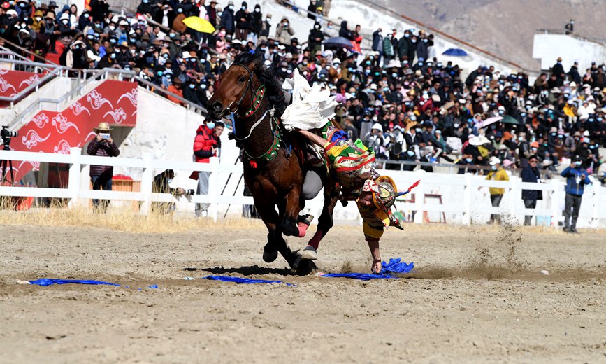 藏歷新年，精彩的馬術(shù)表演。潘多攝
