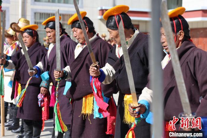 圖為藝人們手持藏刀表演加麻百·甲江?！愔闈扇?攝