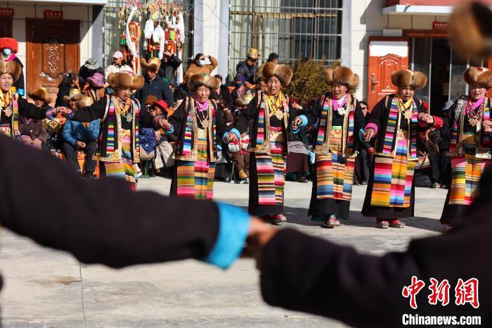 圖為民間藝人表演加麻“果諧”?！愔闈扇?攝