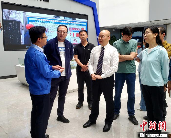 圖為全國(guó)政協(xié)委員、農(nóng)工黨青海省委主委王昆(中)在企業(yè)調(diào)研。　郭滿(mǎn)福 供圖