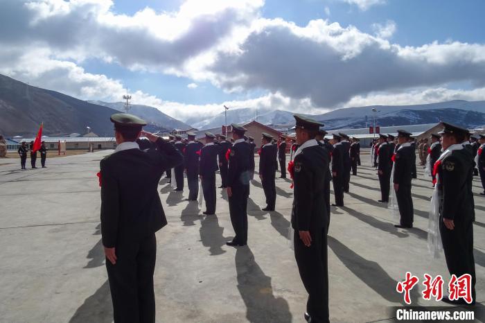 雪山下，退役士兵向軍旗敬軍禮?！±顚W(xué)文 攝