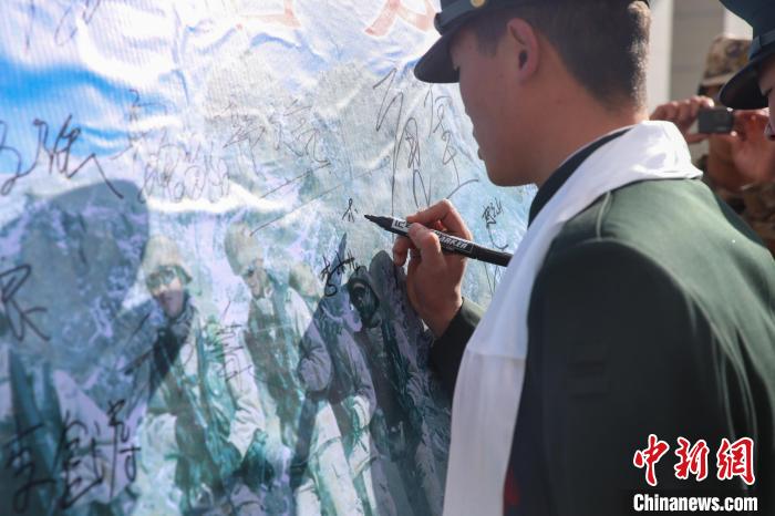 退役士兵簽名留念?！⒖≥x 攝