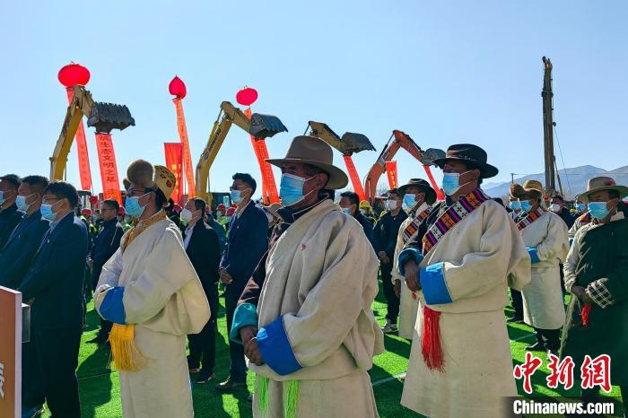 各方代表參加集中開復(fù)工儀式?！∧岈斪扛?攝