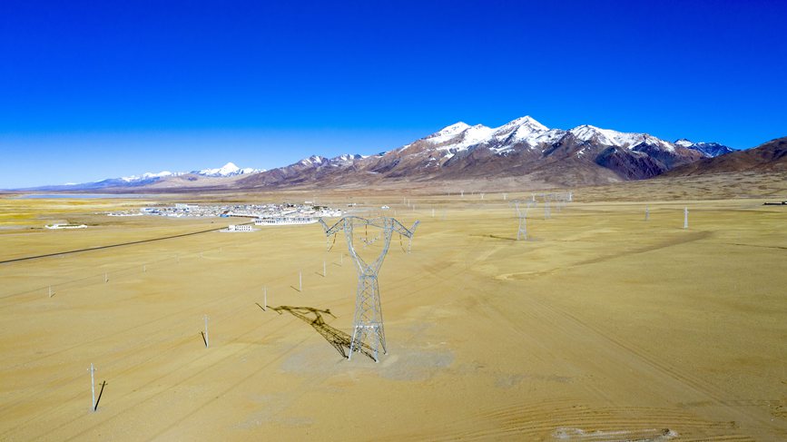 位于海拔4700多米的阿里聯(lián)網(wǎng)工程霍爾變電站。