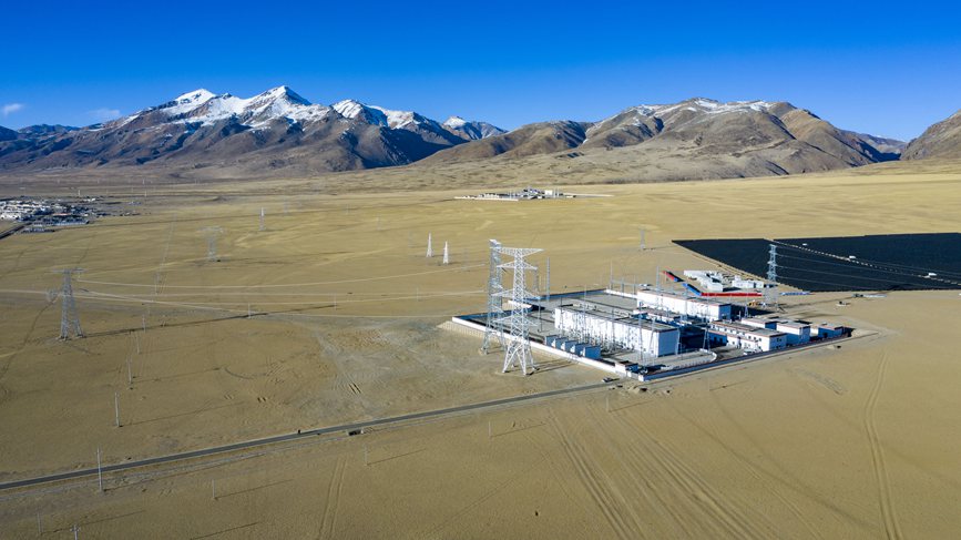 位于海拔4700多米的阿里聯(lián)網(wǎng)工程霍爾變電站。
