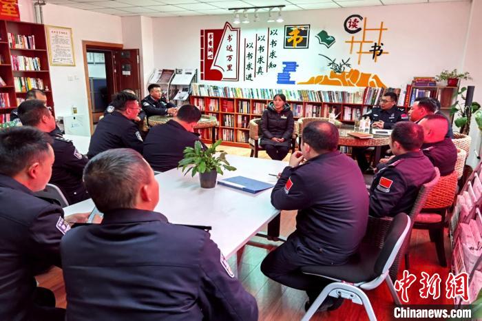 圖為亞?wèn)|出入境邊防檢查站民警與銀行業(yè)務(wù)人員進(jìn)行金融知識(shí)深入交流。　胡利媛 攝