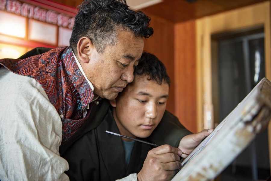 西藏日喀則:唐卡繪就五彩前程