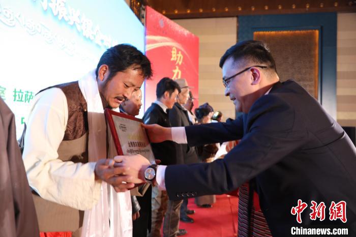 圖為拉薩市銀企對接洽談會現(xiàn)場?！「裆愔?攝