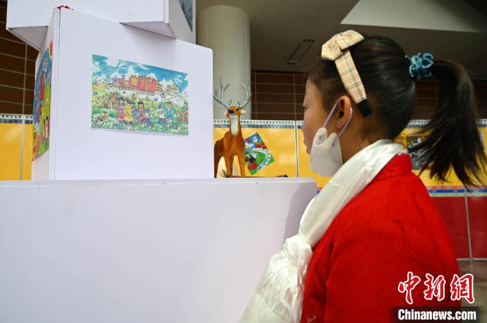 圖為學(xué)生參觀繪畫展?！≮w朗 攝