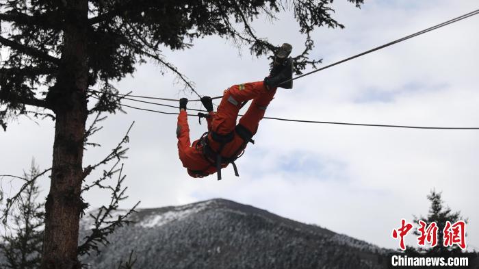 正在進行橫渡訓練?！∥骼@拉翁 攝